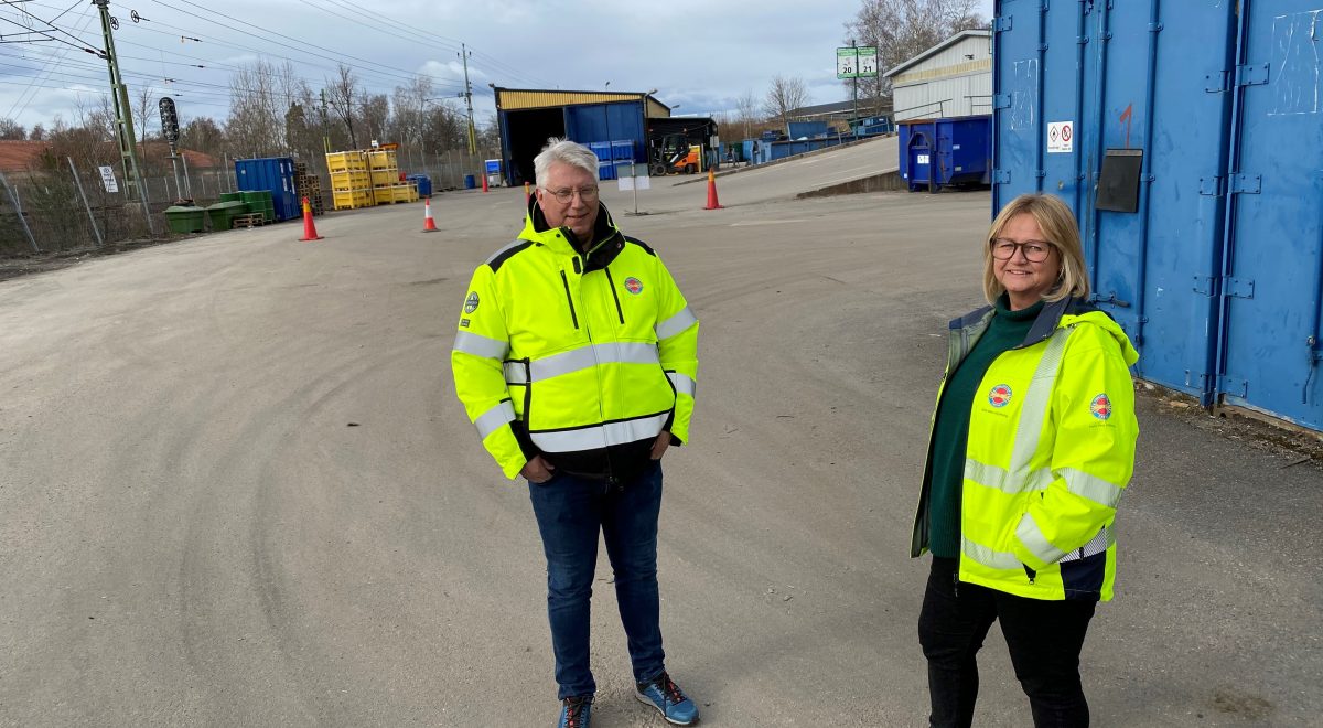 Albert och Ulrika står på återvinningscentralen