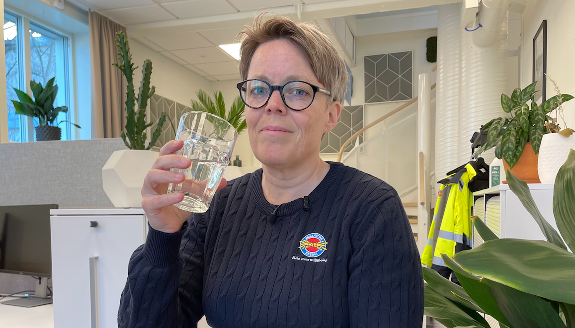 Malin håller i ett vattenglas