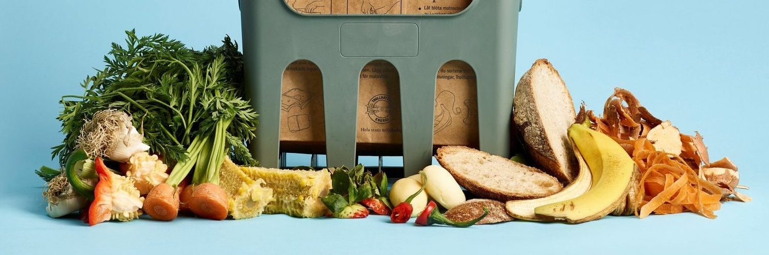 Matavfallspåse i hållare med matavfall runt om