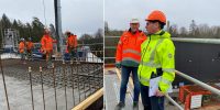 Peab-personal gjuter ett tak. Två projektledare blickar över bygget.