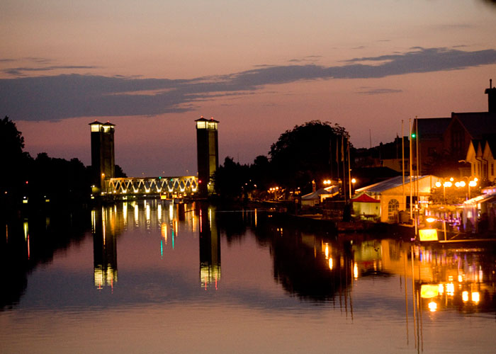 Järnvägsbron i Trollhättan upplyst på kvällen