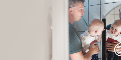 Kille och bebis tittar sig i spelen när de borstar tänderna