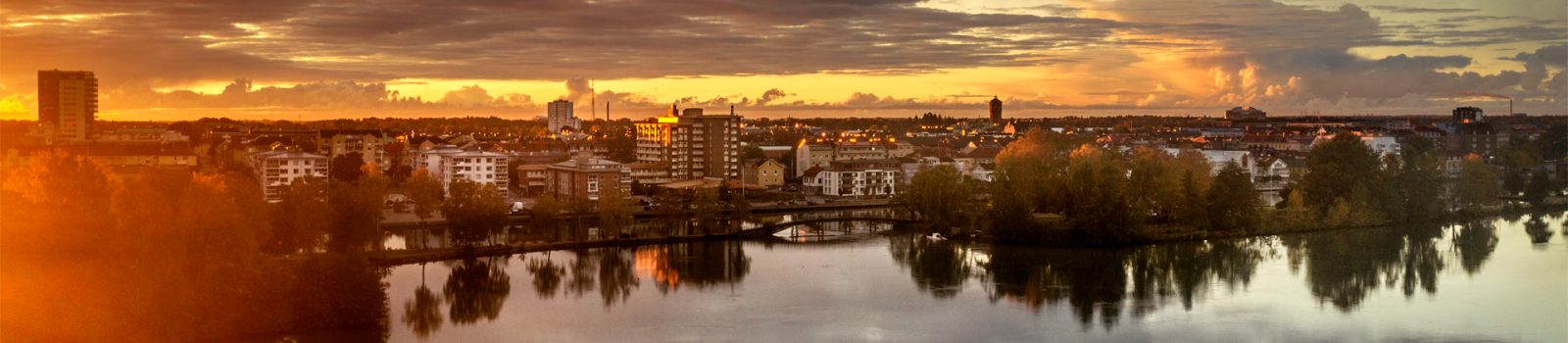 Solen går upp över Trollhättan stad
