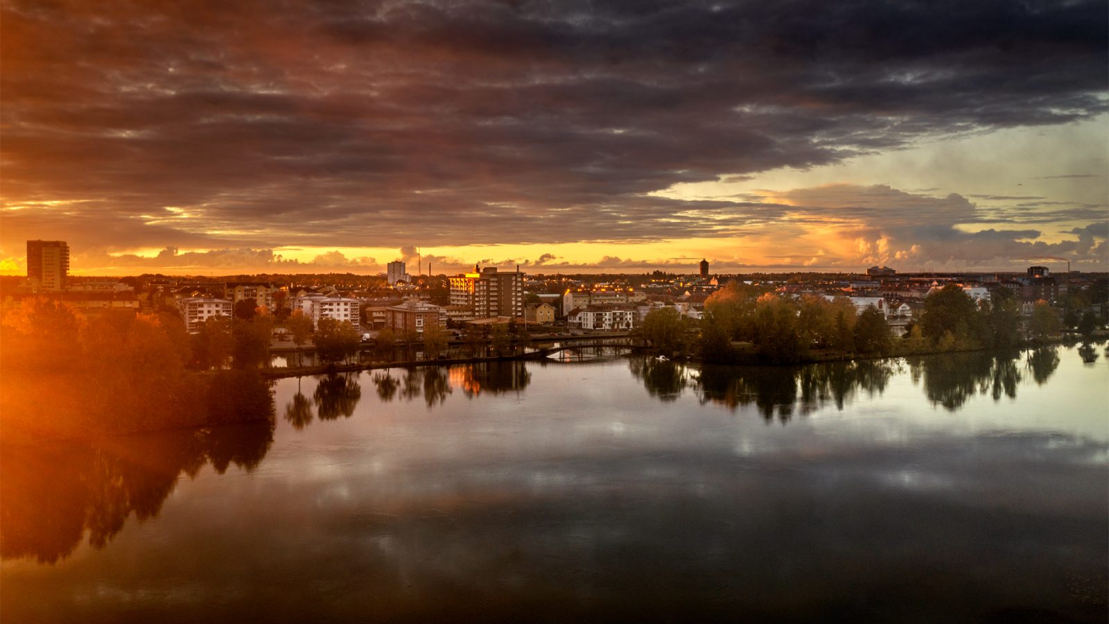 Solen går upp över Trollhättan stad