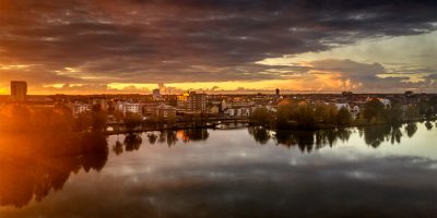 Solen går upp över Trollhättan stad