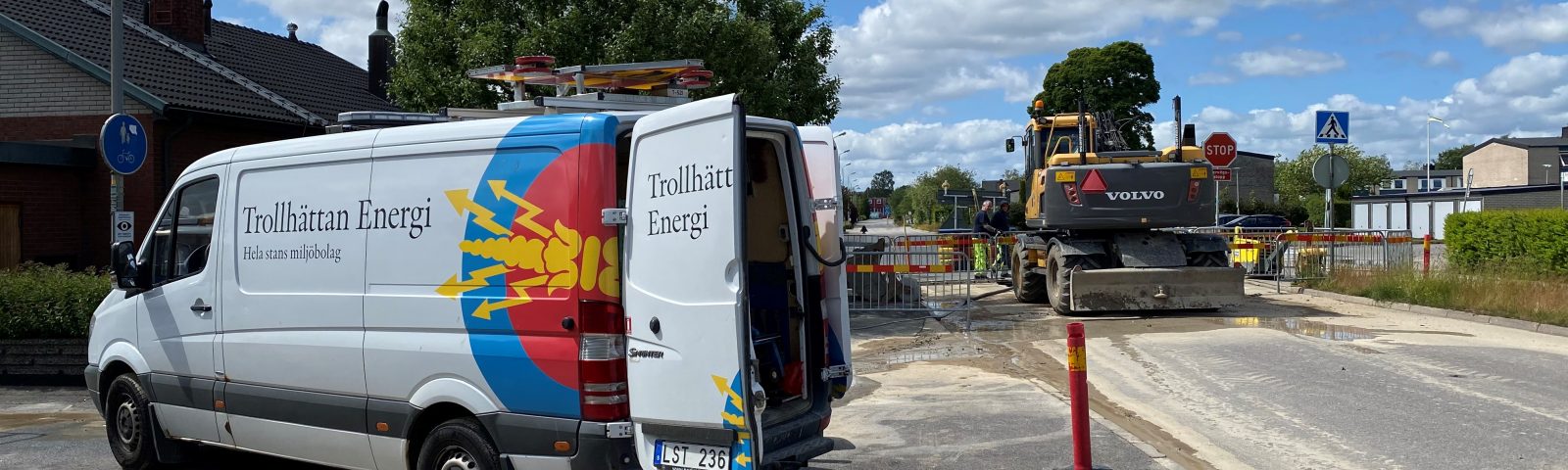 Trollhättan Energi-bil på vägen bredvid ett grävjobb