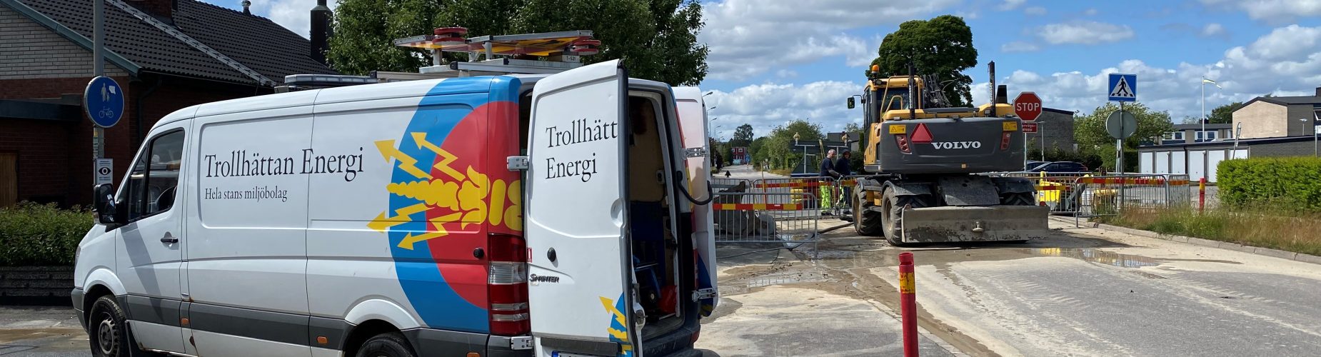 Trollhättan Energi-bil på vägen bredvid ett grävjobb
