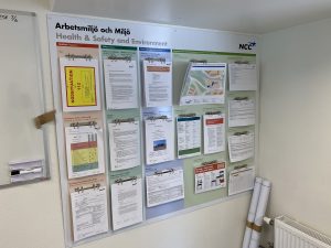 Policys om hållbar arbetsplats på en vägg