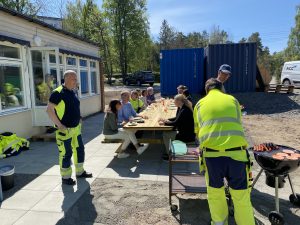 Personer som grillar och äter ute i solen