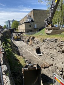 Grävmaskin och borrmaskin jobbar med dagvattenledningar