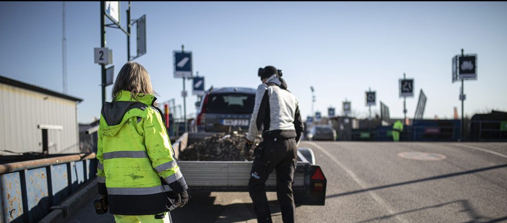 Personal och kund på återvinningscentralen