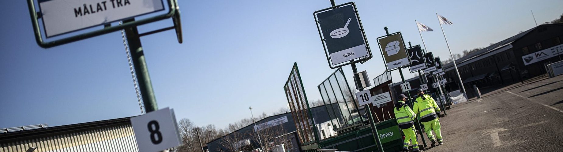 Skyltar och personal på återvinningscentralen