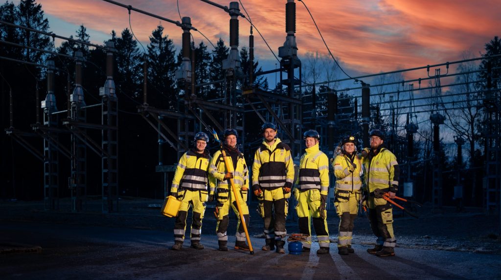 En grupp distributionselektriker framför ett ställverk