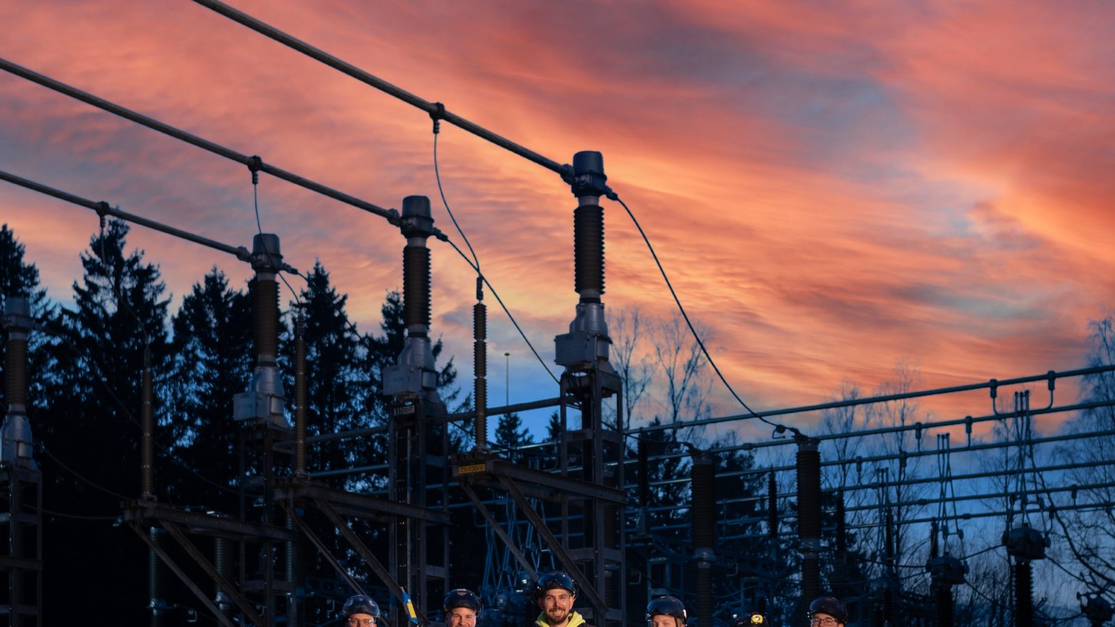 En grupp distributionselektriker framför ett ställverk