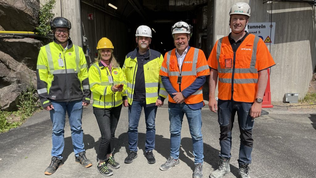 Gruppbild på fem personer i byggkläder