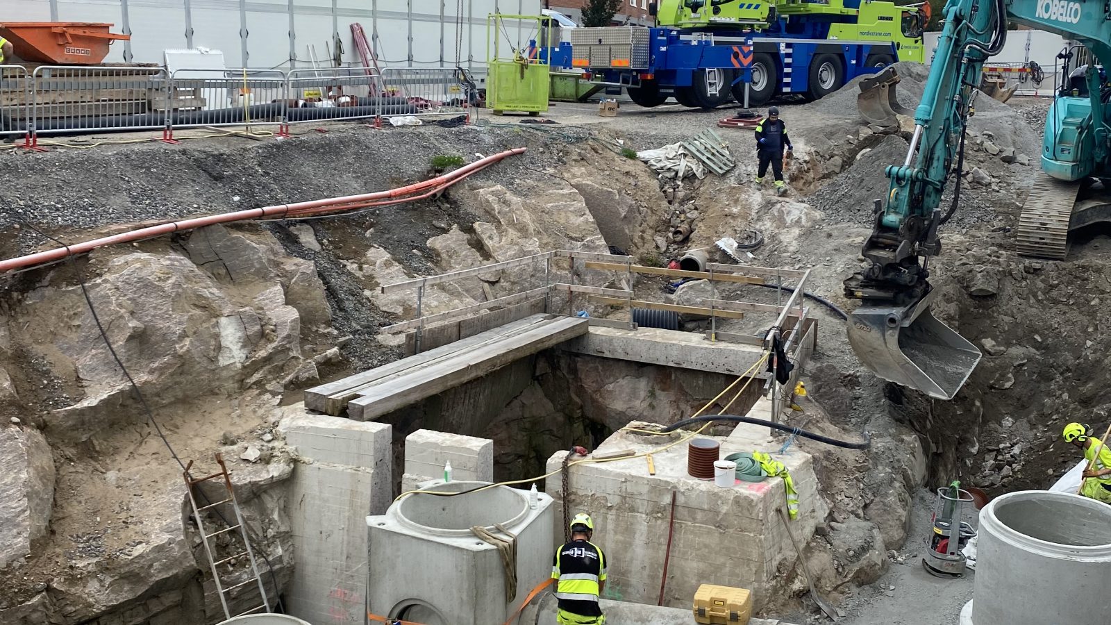 En stor schaktgrop för vatten och avlopp.