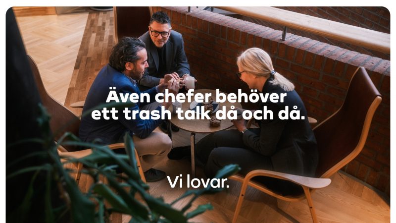 Kampanjbild: Tre personer fikar och skrattar.