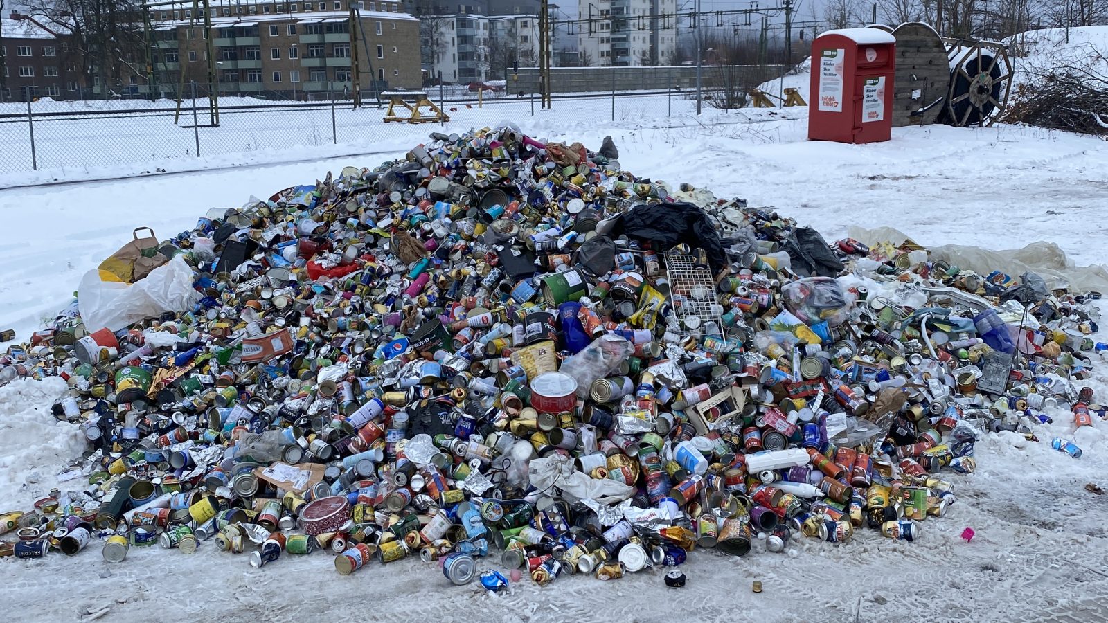 Hög med metallförpackningar