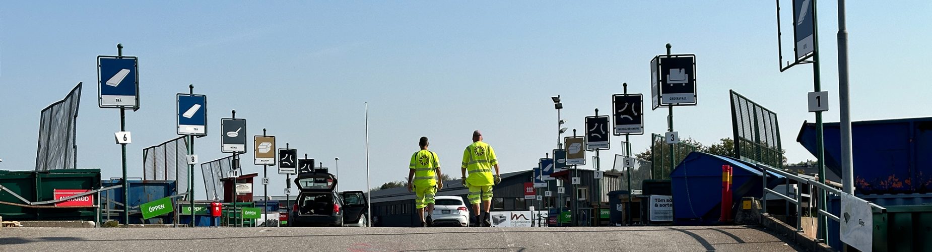 Personal på återvinningscentralen går upp för rampen där man slänger fraktioner.