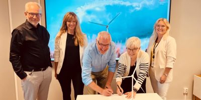 Representanter från Trollhättan Energi och Enercon skriver under avtal om nytt vindkraftverk utanför Lysekil.
