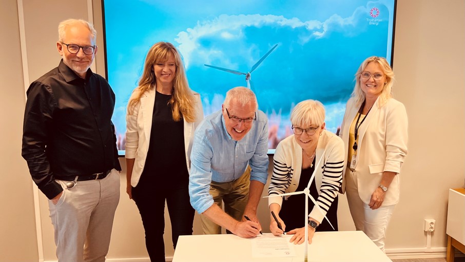 Representanter från Trollhättan Energi och Enercon skriver under avtal om nytt vindkraftverk utanför Lysekil.