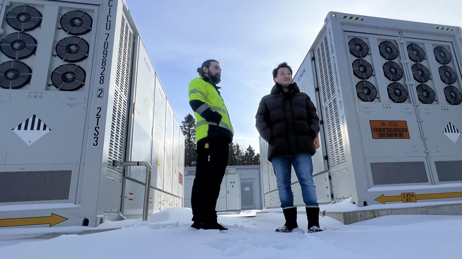 Victor Dalung och Anders Martinsson vid ett av Trollhättan Energis batterilager