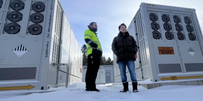 Victor Dalung och Anders Martinsson vid ett av Trollhättan Energis batterilager