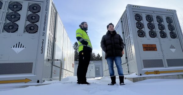 Victor Dalung och Anders Martinsson vid ett av Trollhättan Energis batterilager