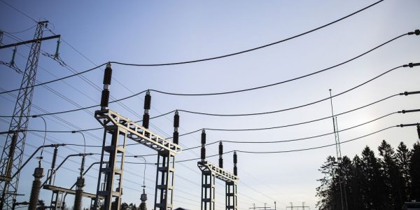 Elnät transformatorstation mot blå himmel