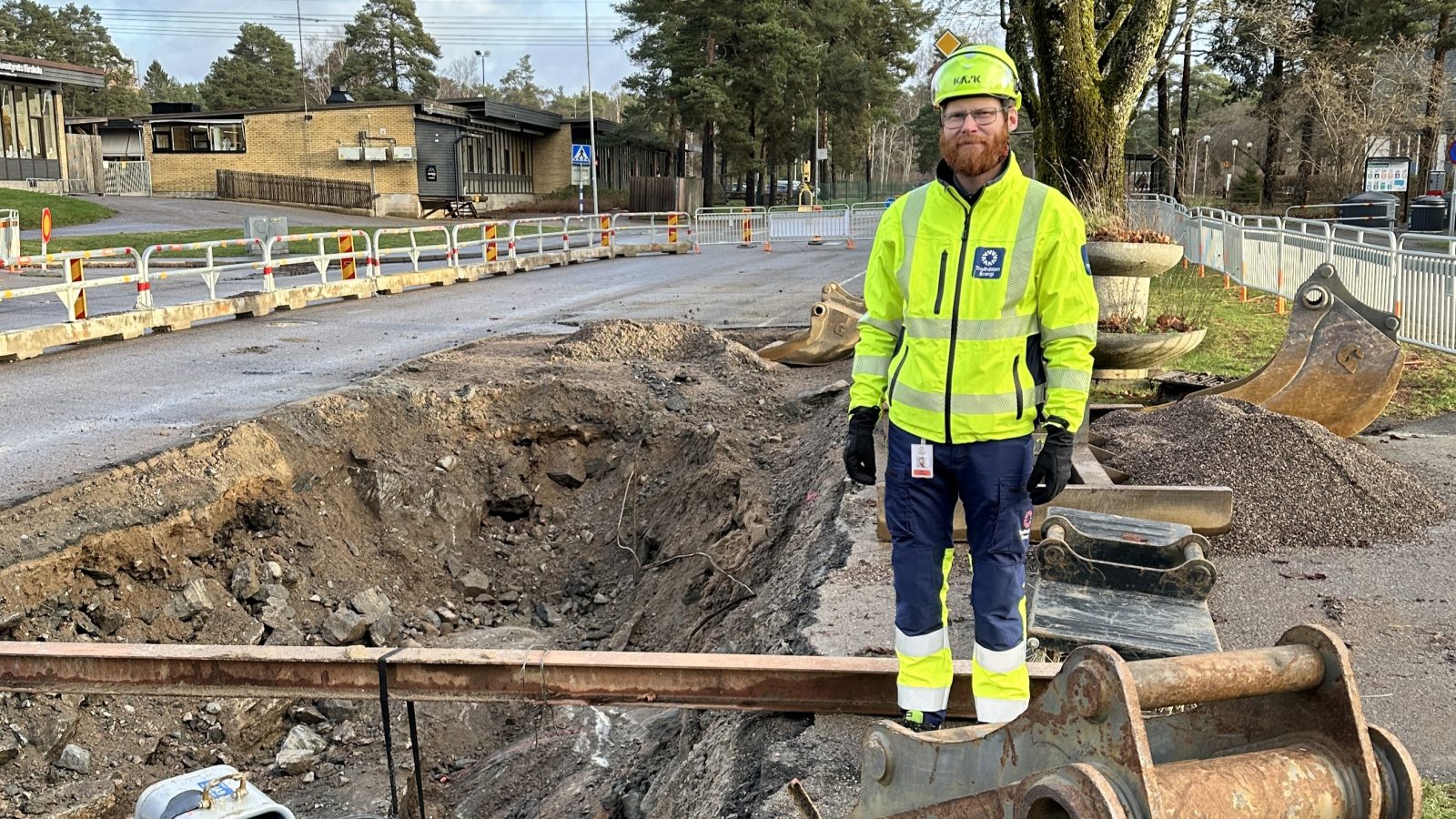 Viktor Lundqvist, avdelningschef Vattenutveckling på Trollhättan Energi står bredvid en grop i gatan.