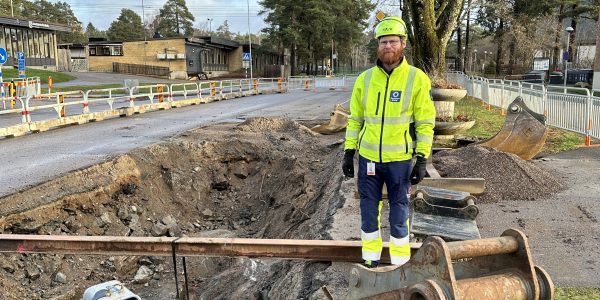 Viktor Lundqvist, avdelningschef Vattenutveckling på Trollhättan Energi står bredvid en grop i gatan.