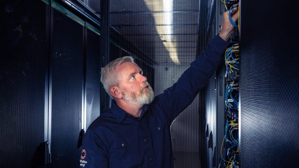 Man som står i serverhall
